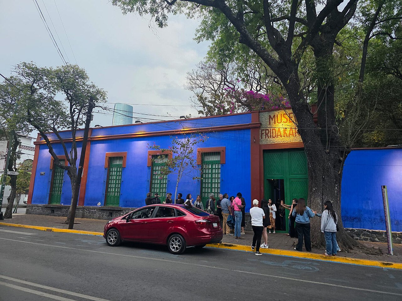 The cobalt-blue exterior of the Frida Kahlo Museum (Casa Azul) in Coyoacán, with visitors lined up outside