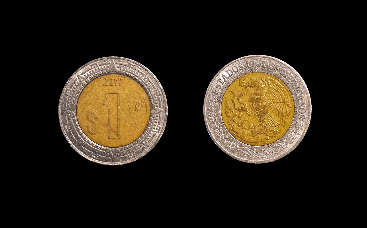 Front and back of a Mexican one-peso coin